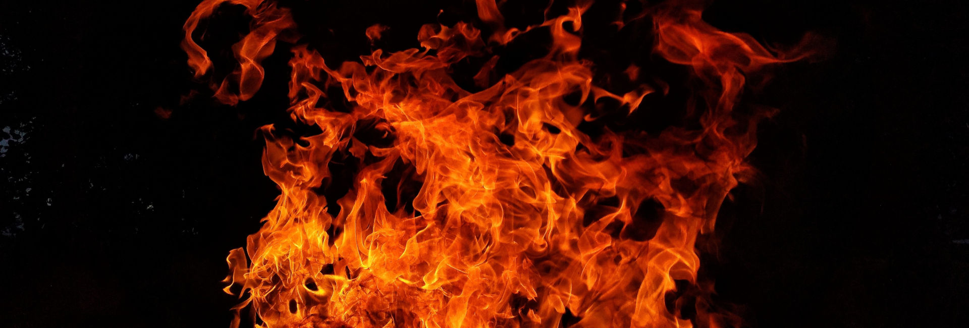 Mitarbeiter löscht ein Feuer