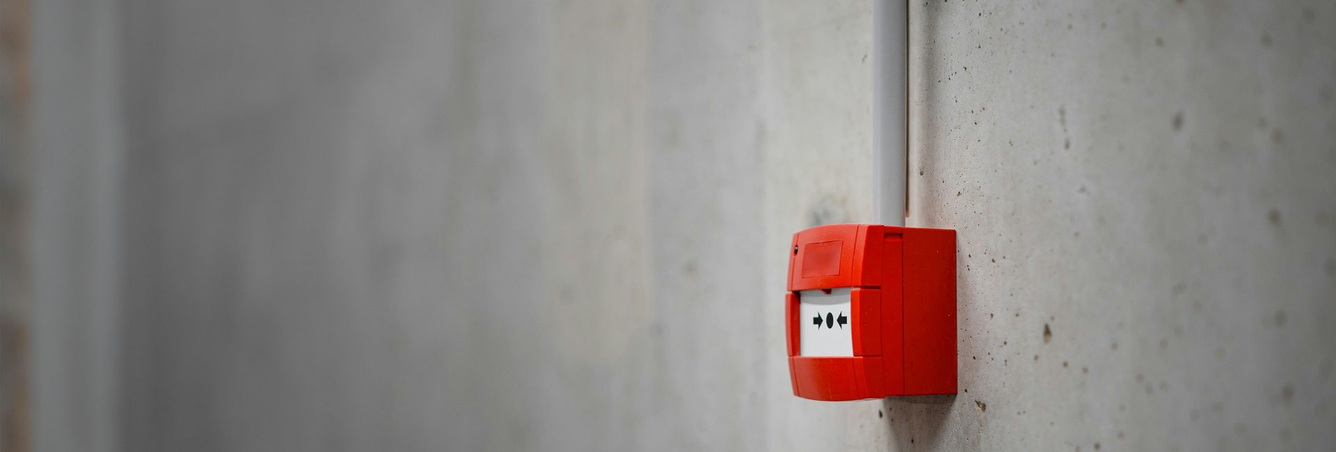 Druckknopfmelder an der Wand