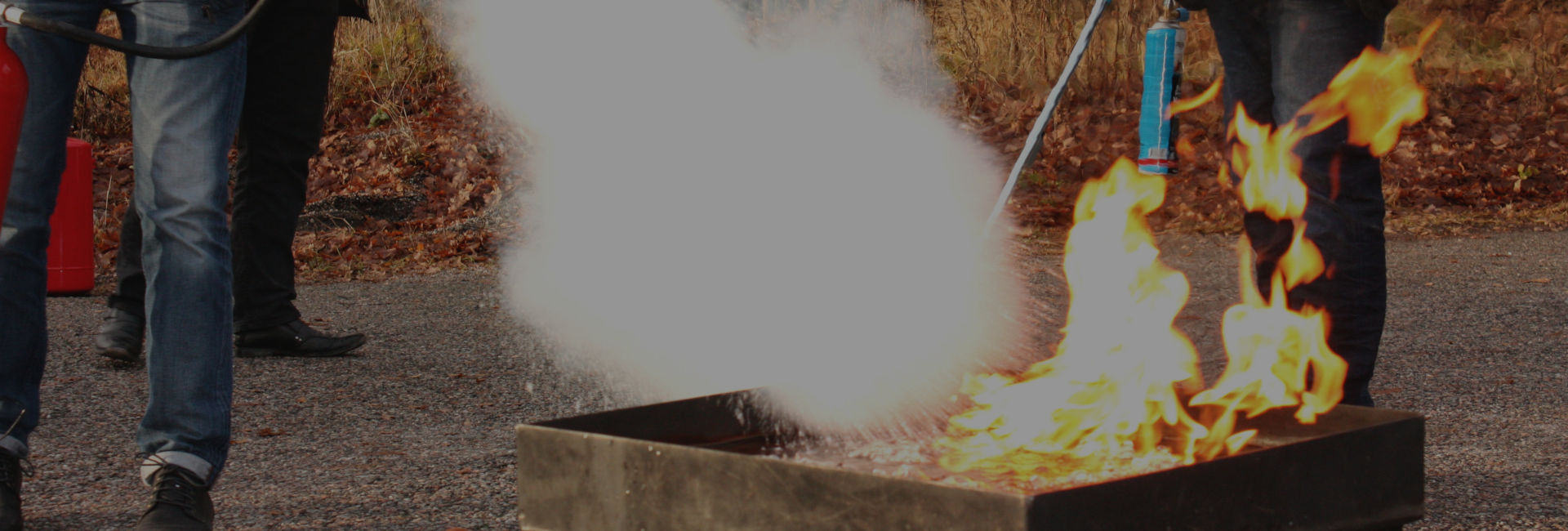 Mitarbeiter löscht ein Feuer